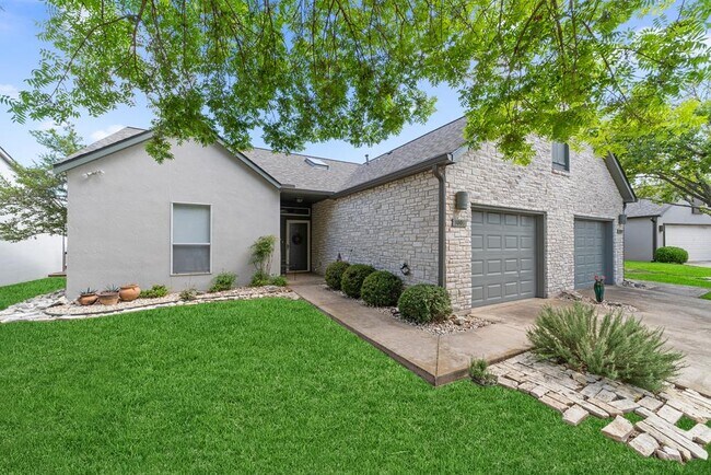 1008 Edinburgh Dr in Kerrville, TX - Building Photo - Building Photo
