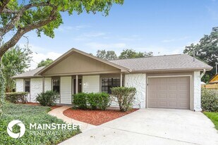 302 N Miller Rd in Valrico, FL - Building Photo