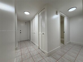 400 Commodore Dr in Plantation, FL - Building Photo - Building Photo