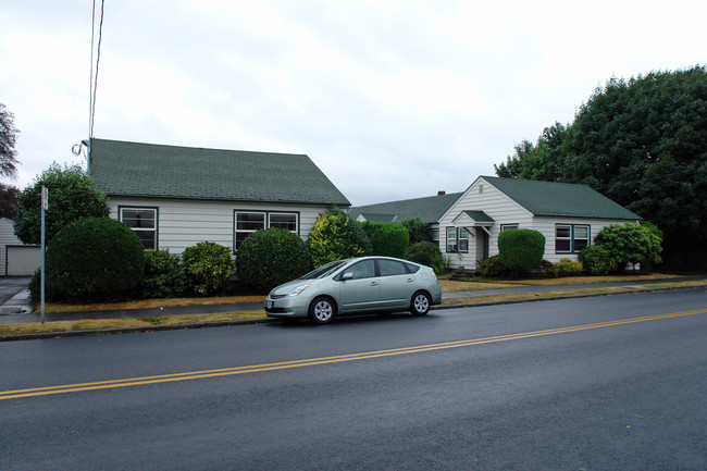 5820-5836 SE Milwaukie Ave in Portland, OR - Building Photo - Building Photo