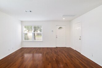 196 Cazador Dr in San Marcos, TX - Building Photo - Building Photo