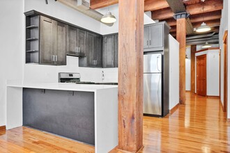 216 N May St, Unit 302 in Chicago, IL - Building Photo - Building Photo