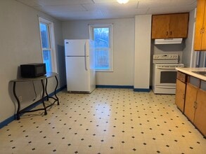 303 Cobban St, Unit Furnished lower 2 bdrm in Chippewa Falls, WI - Building Photo - Building Photo
