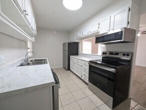 1701 Lobdell Ave in Baton Rouge, LA - Foto de edificio - Building Photo