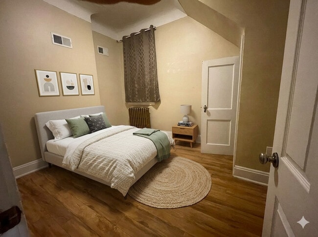 12 Barton St W in Hamilton, ON - Building Photo - Building Photo