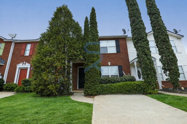 5896 Strathmoor Manor Cir