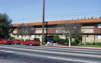 Casa Madrid Apartments in Van Nuys, CA - Building Photo - Building Photo