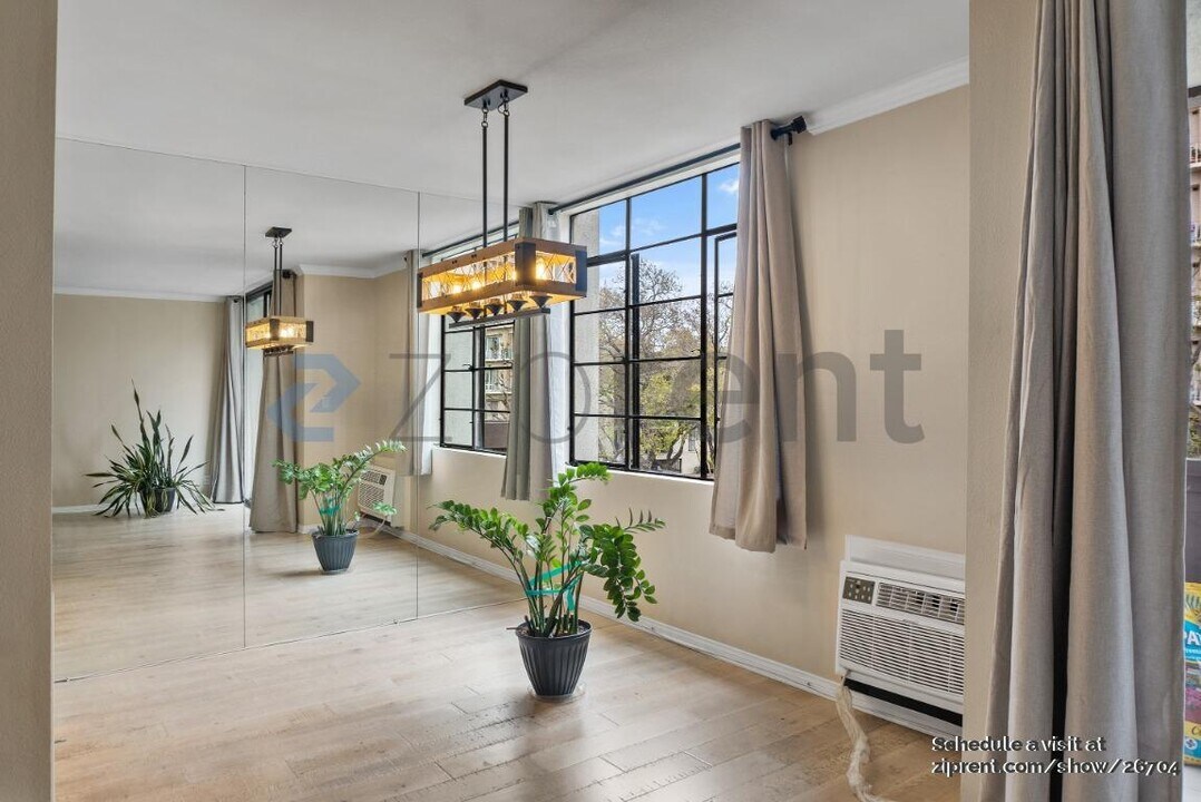 117 S Doheny Dr in Los Angeles, CA - Building Photo
