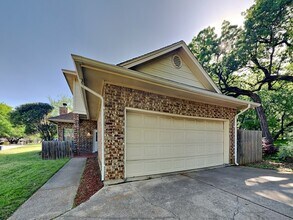 104 NE Timber Ridge Dr in Burleson, TX - Building Photo - Building Photo