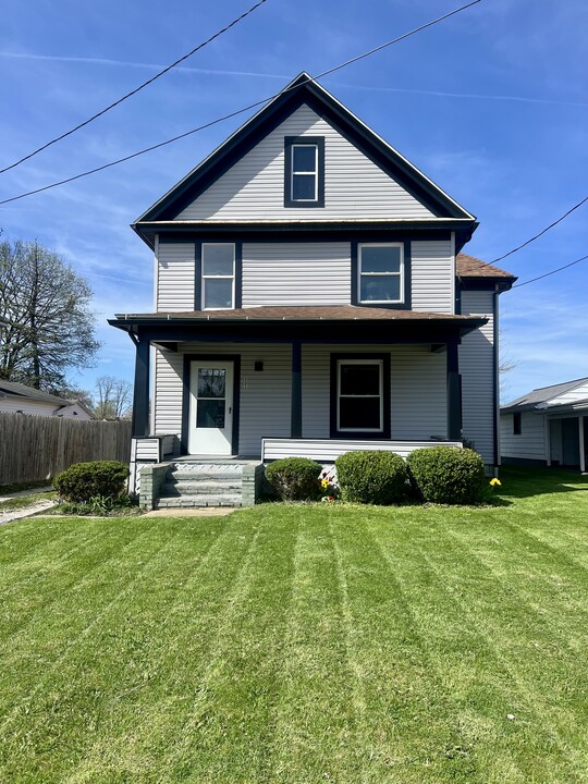 221 Charlotte St NW in North Canton, OH - Foto de edificio
