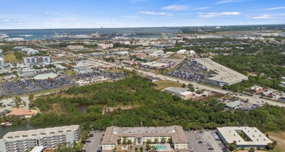 230 Columbia Dr in Cape Canaveral, FL - Foto de edificio - Building Photo