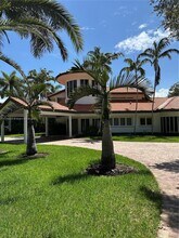 10600 SW 69th Ave in Miami, FL - Building Photo - Building Photo