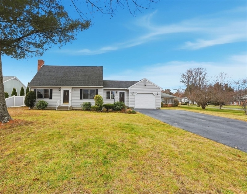 10 Woodcrest Rd in Springfield, MA - Building Photo