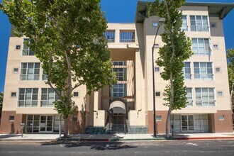 97 E Saint James St, Unit 47 in San Jose, CA - Foto de edificio - Building Photo