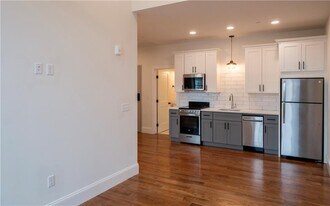 15 Cranston Ave in Newport, RI - Building Photo