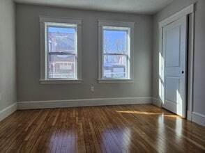 9 Victoria St in Lowell, MA - Building Photo - Building Photo