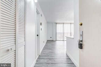 1836 Metzerott Rd in Adelphi, MD - Foto de edificio - Building Photo