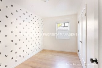 7061 N University Ave in Portland, OR - Building Photo - Building Photo