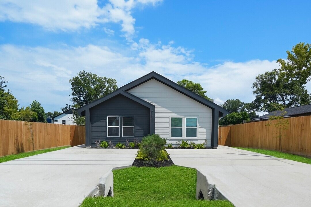 8122 Double in Houston, TX - Building Photo