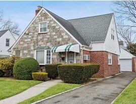 49 Devonshire Dr in Garden City Park, NY - Building Photo