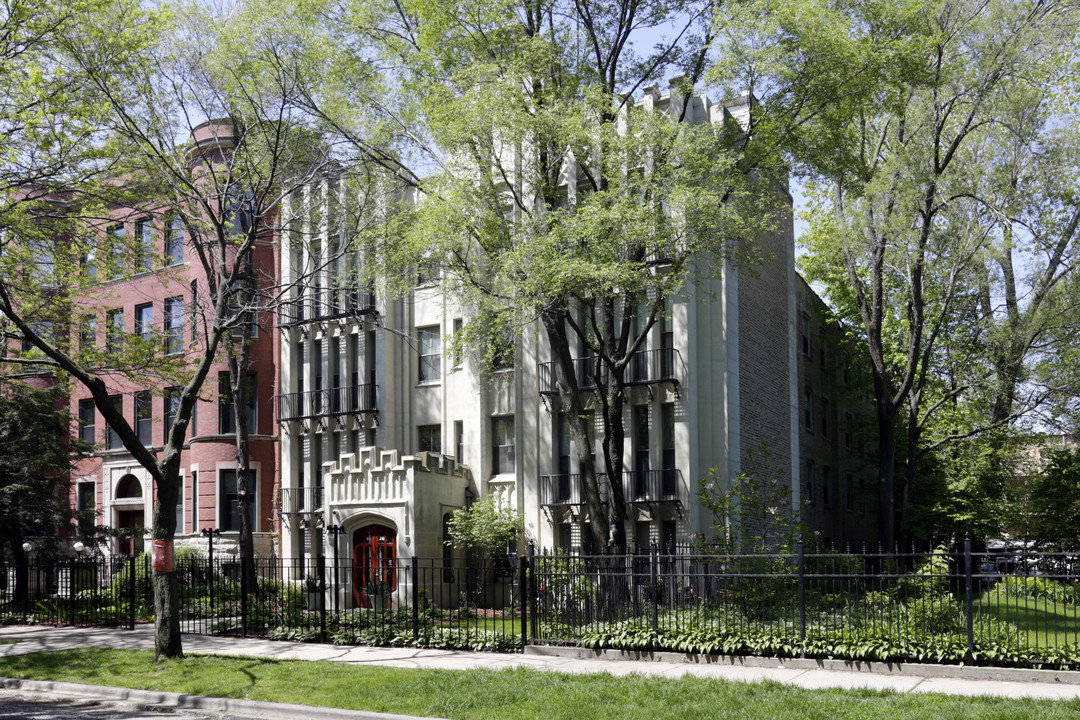 Carlton Terrace Apartments in Chicago, IL - Building Photo