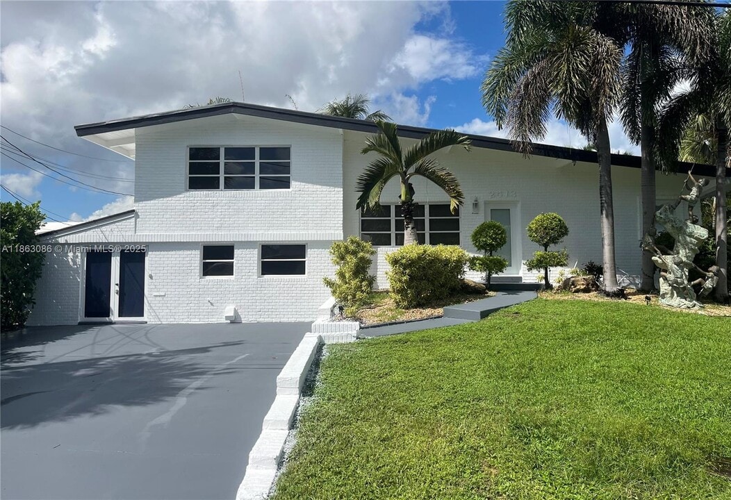 2413 Nassau Ln in Fort Lauderdale, FL - Building Photo