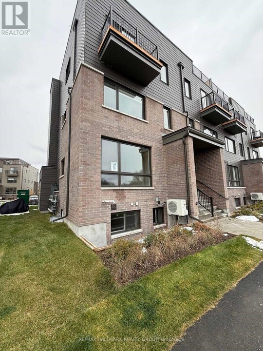 300 Mishi Private in Ottawa, ON - Building Photo