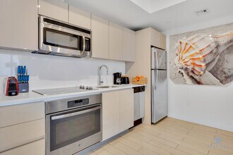 2602 E Hallandale Beach Blvd in Hallandale Beach, FL - Building Photo - Building Photo