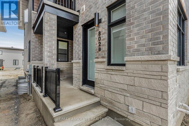 802 Ninaatik Pl in Ottawa, ON - Building Photo - Building Photo