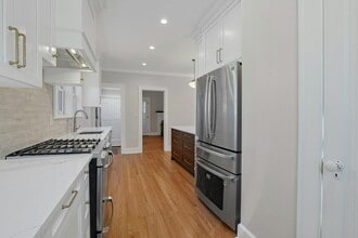 10 Robins Rd in New Rochelle, NY - Building Photo - Building Photo