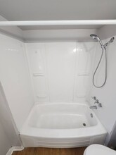 11702 Honeydale Ave in Cleveland, OH - Foto de edificio - Building Photo