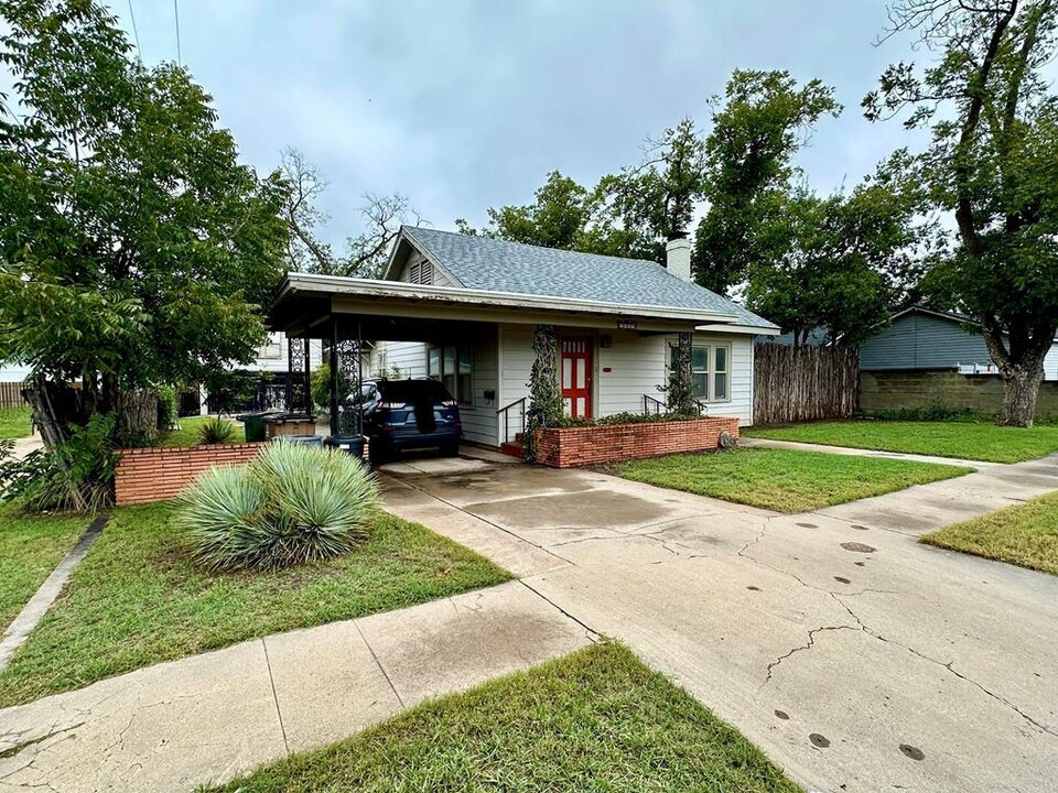 1615 W Twohig Ave in San Angelo, TX - Building Photo