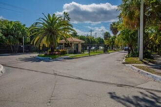 18021 Biscayne Blvd in Aventura, FL - Building Photo - Building Photo