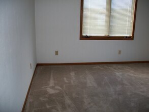 2051 Cliff Alex Ct S, Unit Apt 3 in Waukesha, WI - Foto de edificio - Building Photo