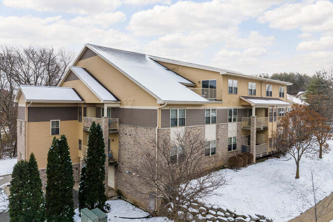 Woodland Commons McFarland in McFarland, WI - Foto de edificio - Building Photo