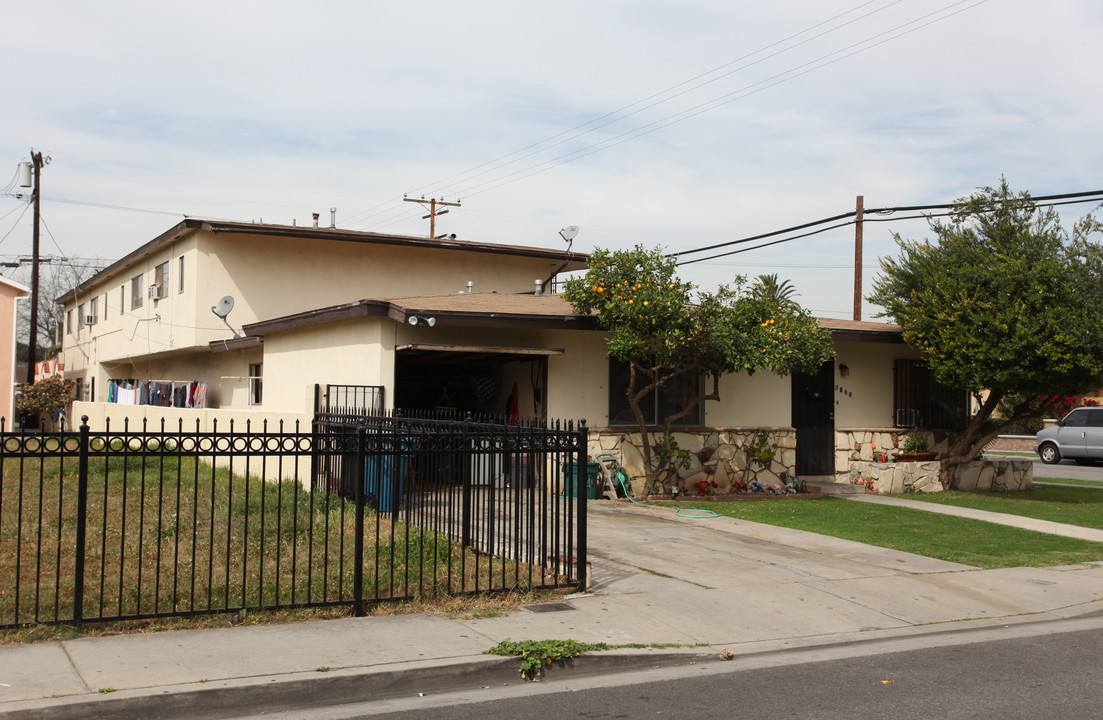 6101 Vinevale Ave in Maywood, CA - Building Photo