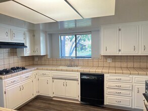 7801 Selkirk Dr in Bakersfield, CA - Foto de edificio - Building Photo