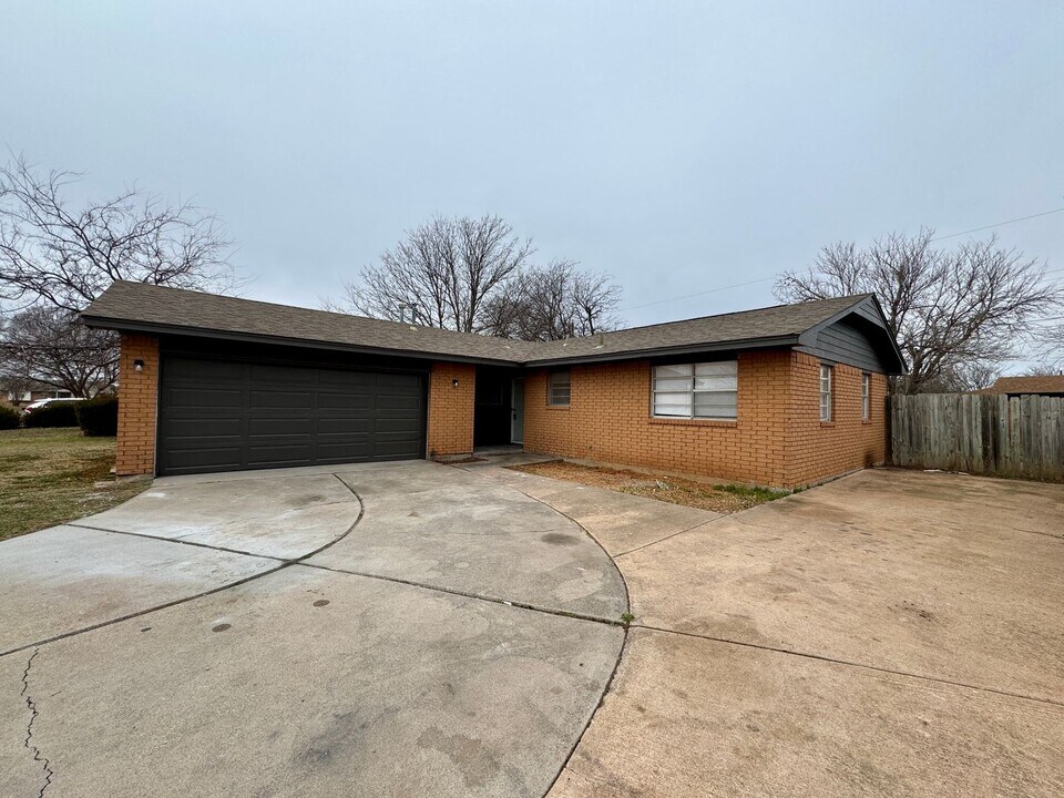 1009 SE Alta Ln in Lawton, OK - Building Photo