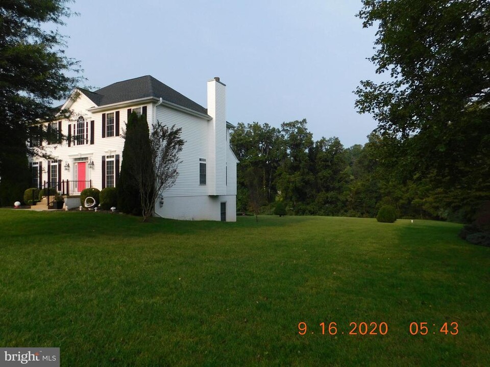 2055 Freeman Dr in Amissville, VA - Foto de edificio