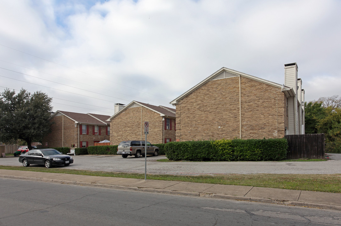 Jones Creek Apartments in Dallas, TX - Building Photo