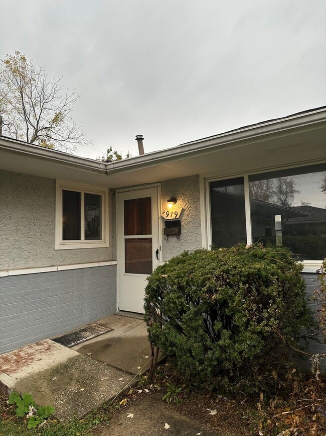 property at 919-921-921 S Weyant Ave