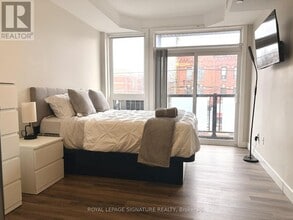 335 College St in Toronto, ON - Building Photo - Building Photo