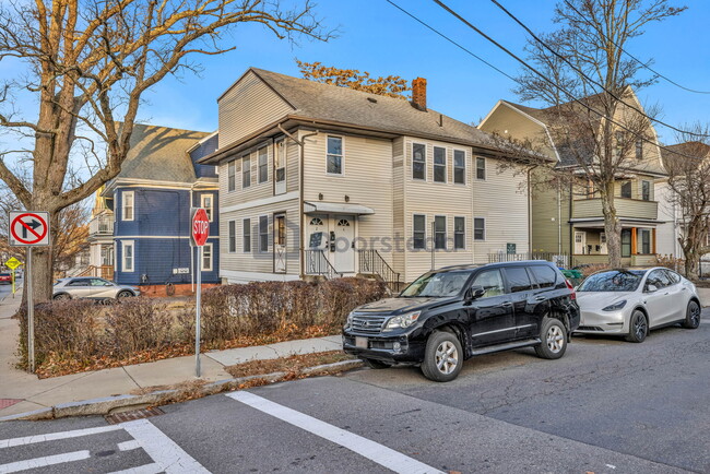 4 Greenleaf Ave in Medford, MA - Foto de edificio - Building Photo