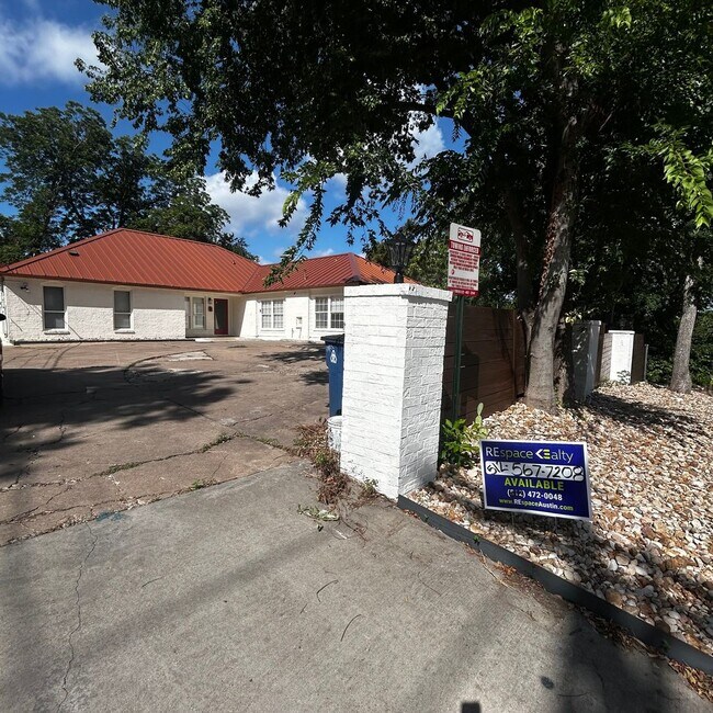 1005 W Martin Luther King Jr Blvd in Austin, TX - Building Photo - Building Photo