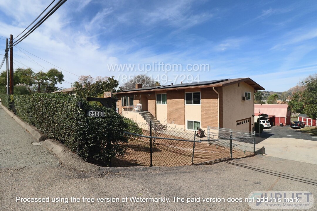 2308 Oak Hill Dr in Escondido, CA - Building Photo