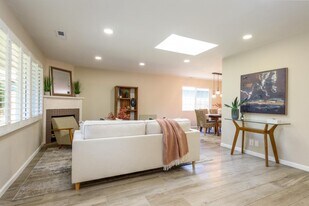 2023 Valparaiso Ave in Menlo Park, CA - Building Photo