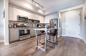 880 Pacific St in Stamford, CT - Building Photo - Building Photo