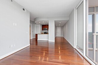 301 Fayetteville St in Raleigh, NC - Foto de edificio - Building Photo