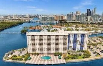 400 Kings Point Dr in Sunny Isles Beach, FL - Building Photo - Building Photo