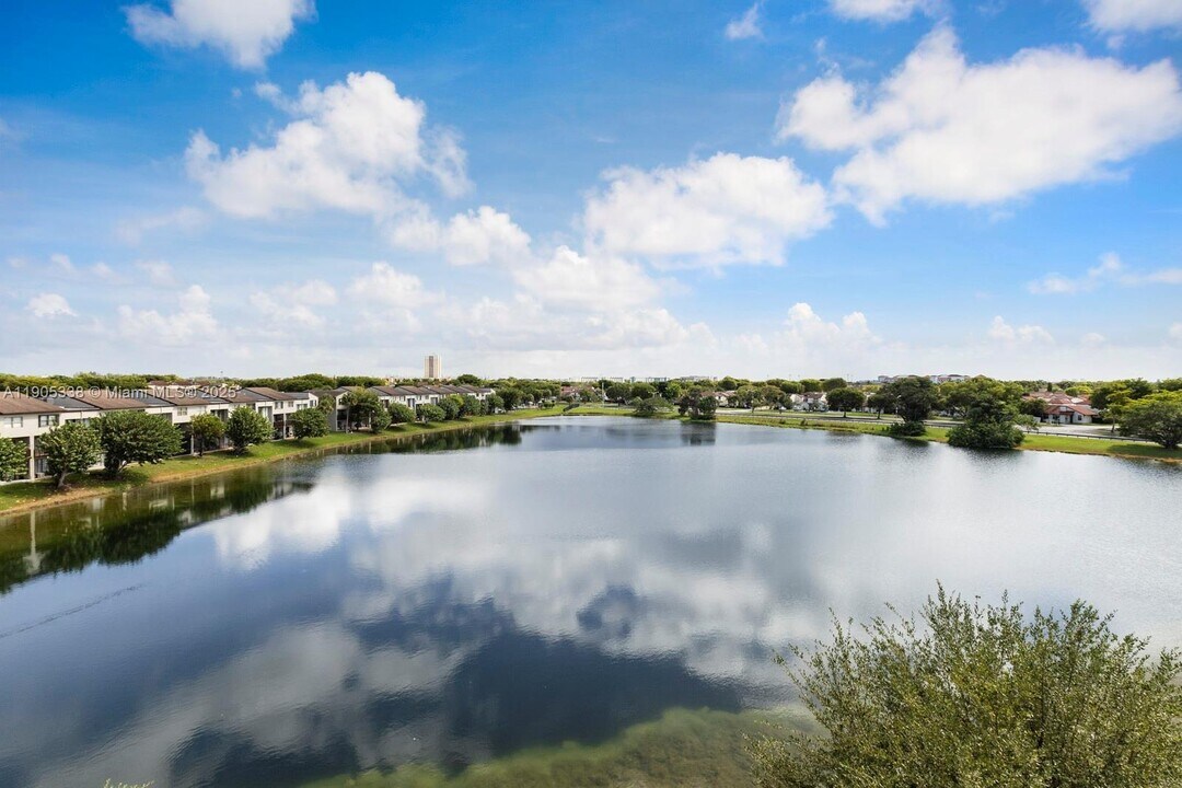 10290 NW 9th St Cir in Miami, FL - Building Photo